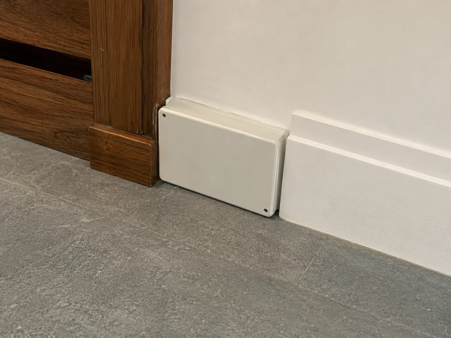 Estació Termigard WallBox instal·lada al costat d’un marc de fusta